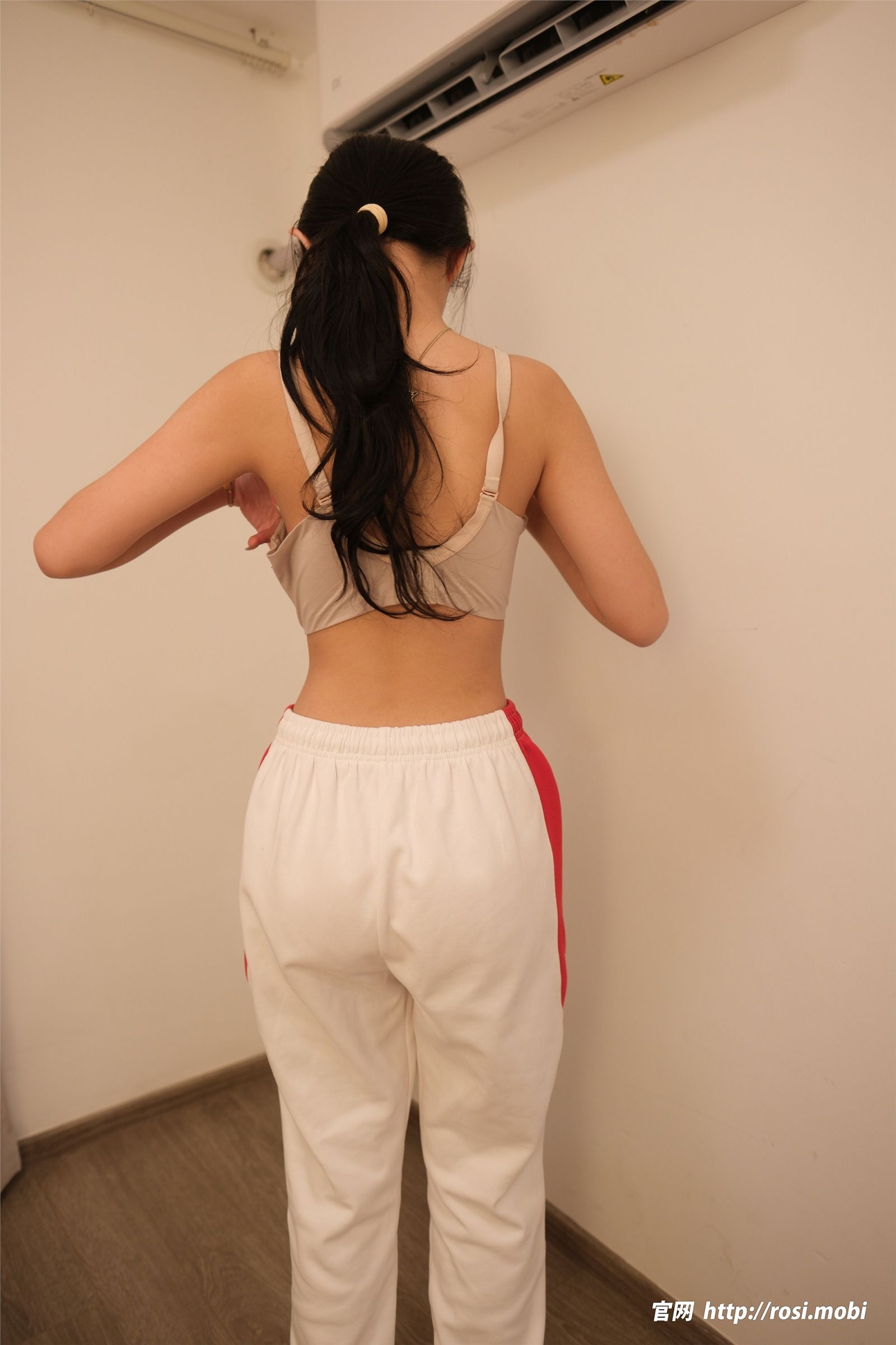 [ROSI美女图]2025.06.04 NO.4930-电鸽