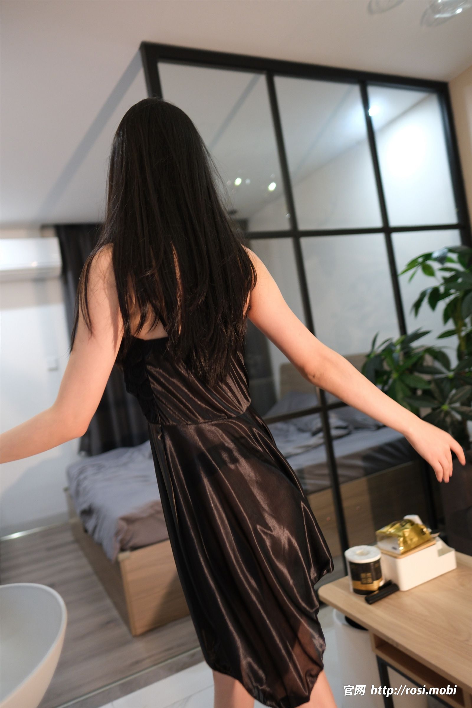 [ROSI美女图]2025.05.17 NO.4912-电鸽